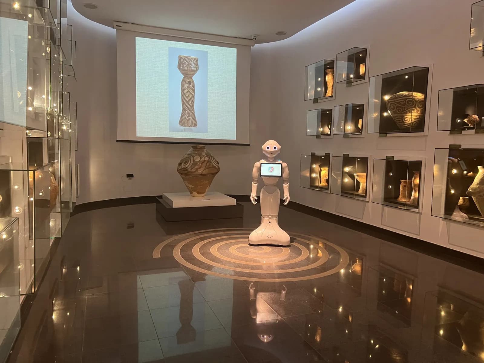 Pepper într-o sală de muzeu, cu exponate în vitrine