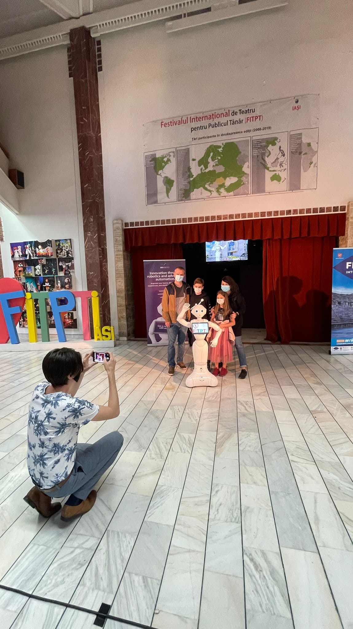 |pepper robot la festivalul de teatru|Festivalul de teatru pentru publicul tanar|Ilustratie pepper|Pepper robot la festivalul de teatru|||||||||||Pepper Robot la Teatru|Pepper robot Festivalul de Teatru|