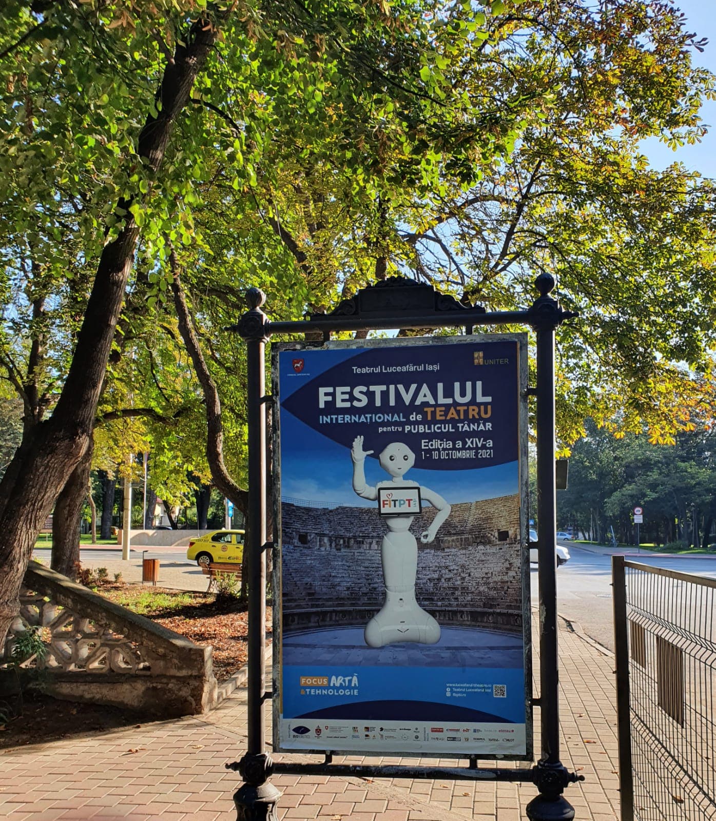 |pepper robot la festivalul de teatru|Festivalul de teatru pentru publicul tanar|Ilustratie pepper|Pepper robot la festivalul de teatru|||||||||||Pepper Robot la Teatru|Pepper robot Festivalul de Teatru|