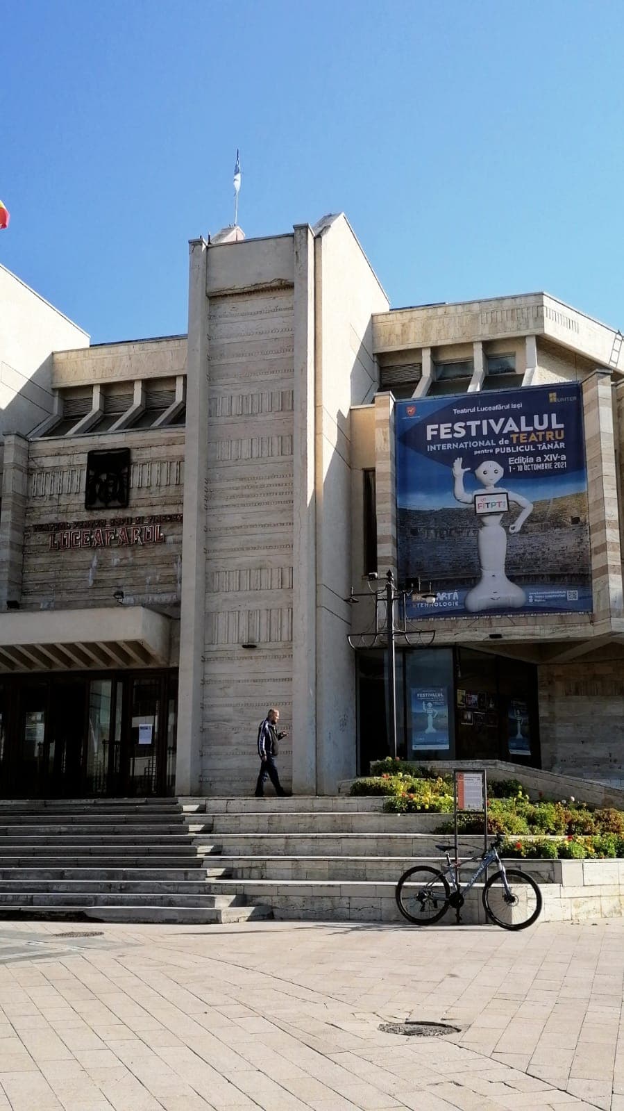 |pepper robot la festivalul de teatru|Festivalul de teatru pentru publicul tanar|Ilustratie pepper|Pepper robot la festivalul de teatru|||||||||||Pepper Robot la Teatru|Pepper robot Festivalul de Teatru|