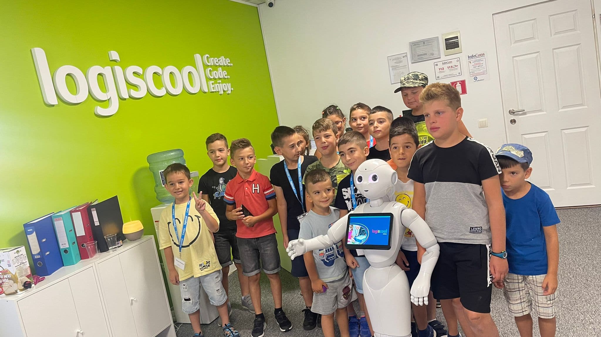 |PEPPER LOGISCOOL|Pepper robot la logiscool fagaras|||||Pepper robot la logiscool fagarasl