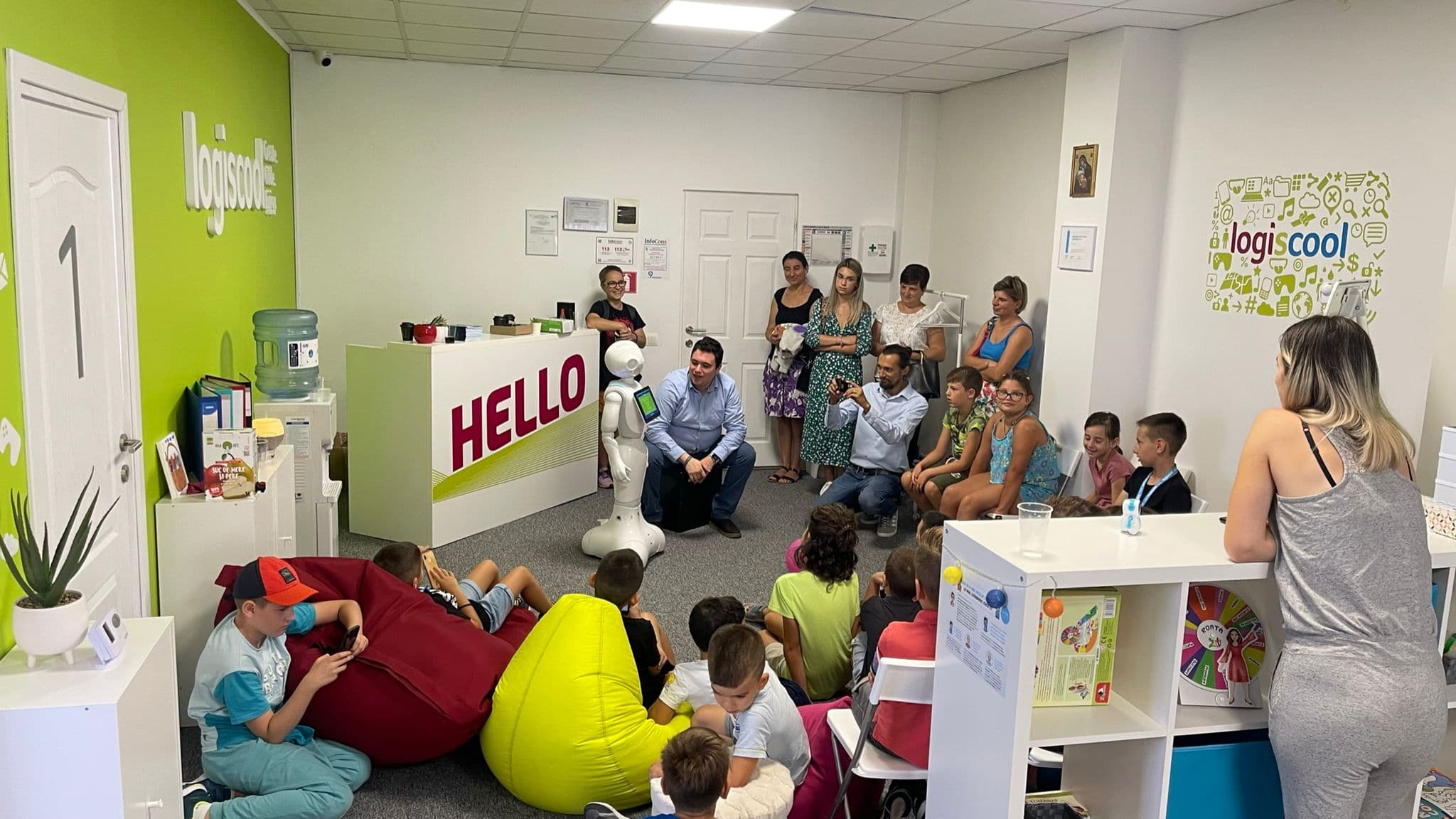 |PEPPER LOGISCOOL|Pepper robot la logiscool fagaras|||||Pepper robot la logiscool fagarasl
