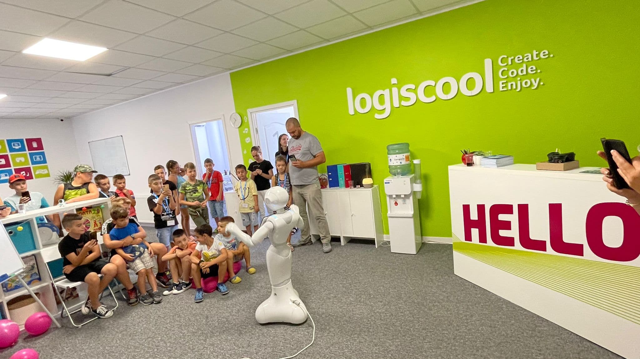 |PEPPER LOGISCOOL|Pepper robot la logiscool fagaras|||||Pepper robot la logiscool fagarasl
