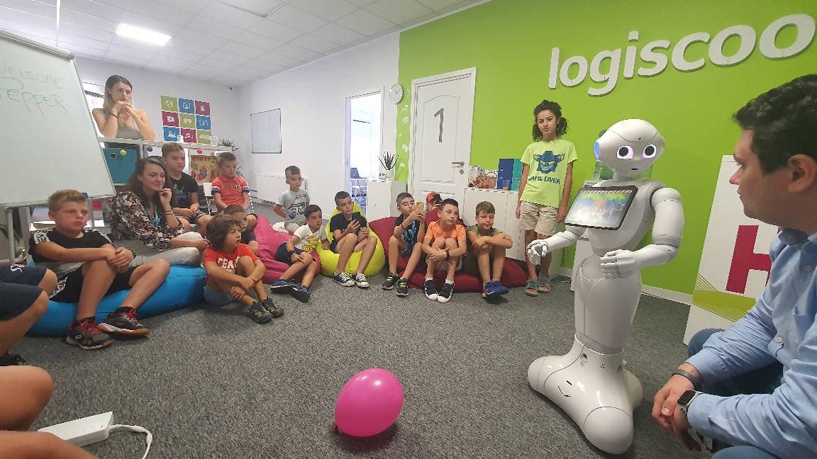 |PEPPER LOGISCOOL|Pepper robot la logiscool fagaras|||||Pepper robot la logiscool fagarasl
