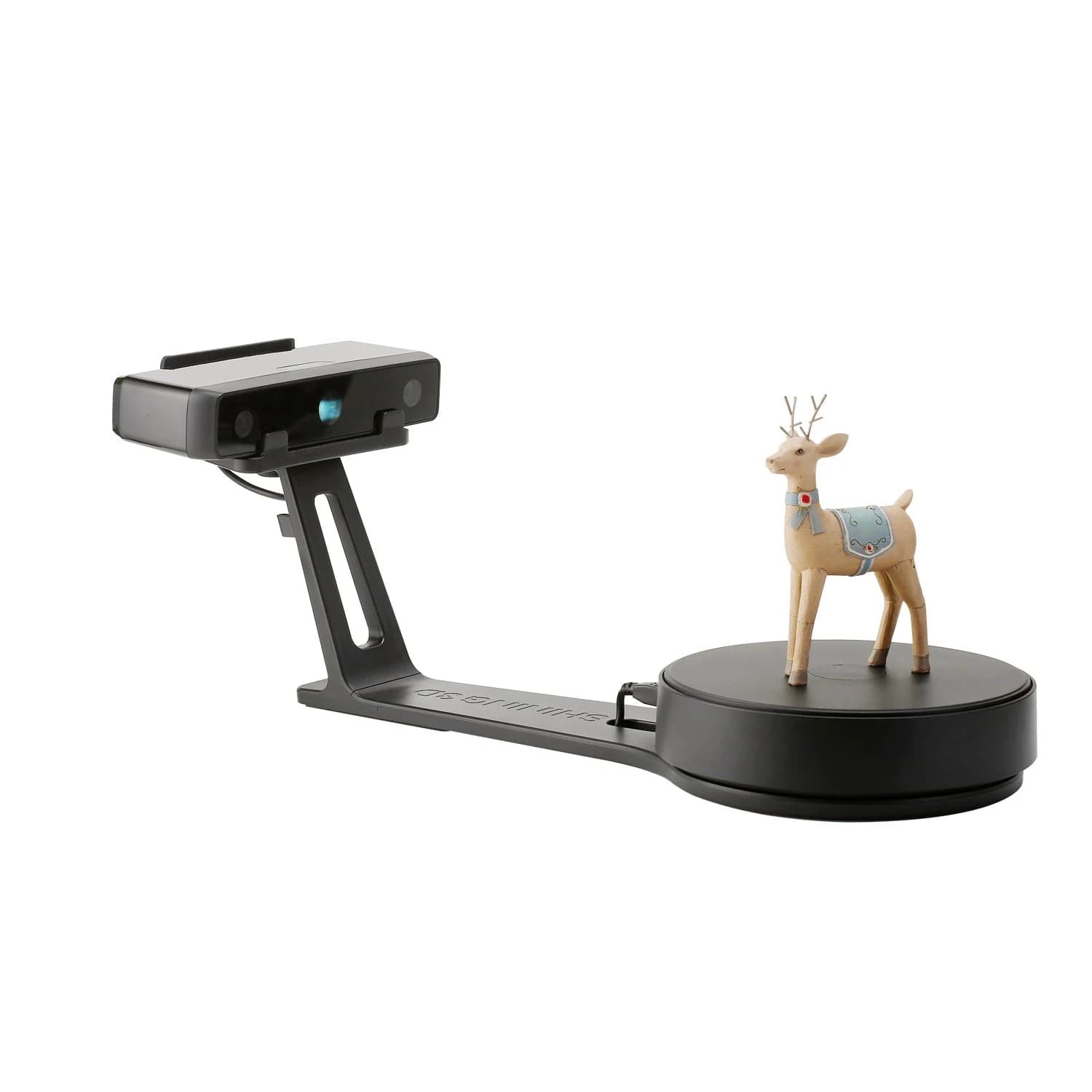 Scanner 3D Shining 3D EinScan-SE V2 pe masa rotativă, cu o figurină de ren la scanat