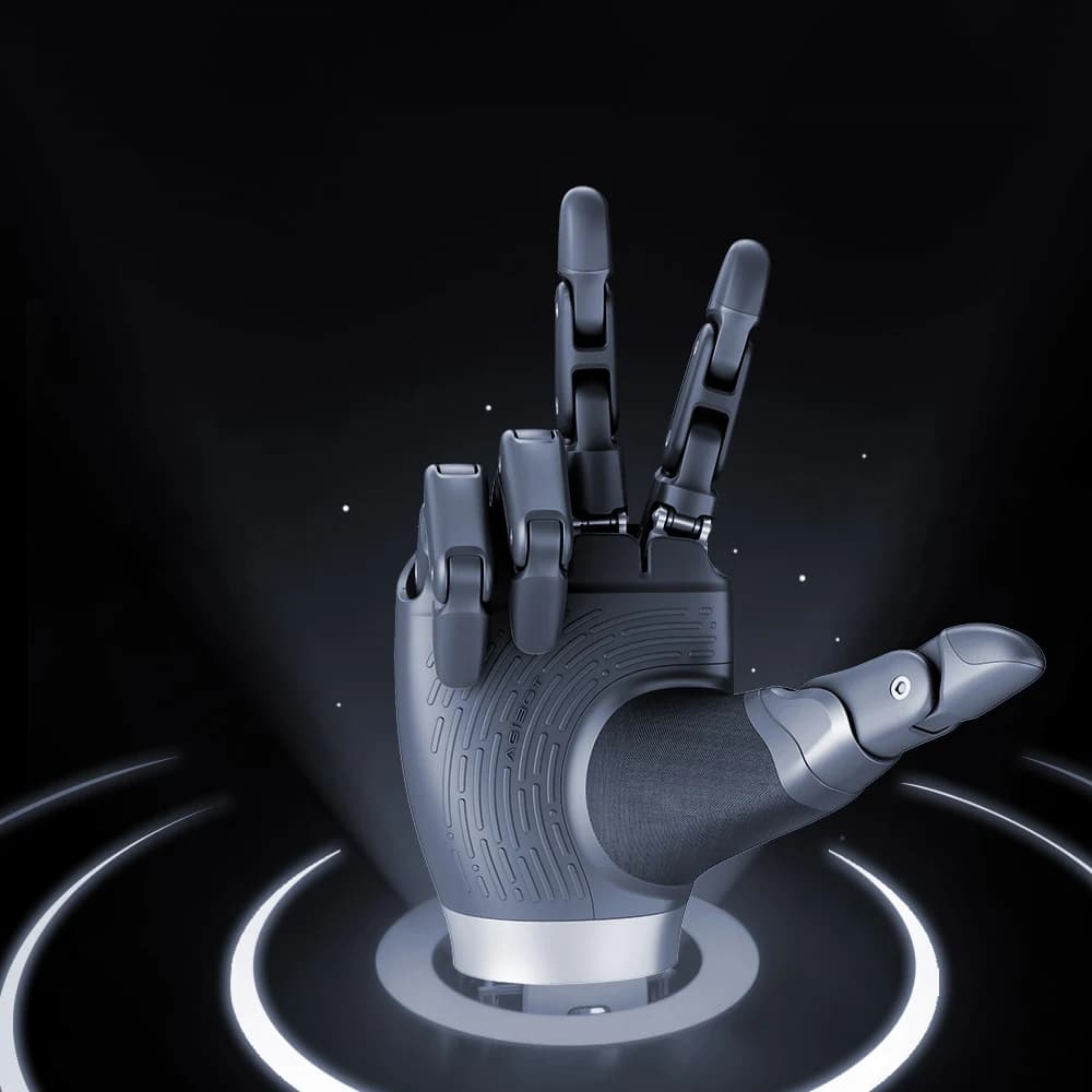 Mâna dexteră AgiBot OmniHand Pro (O12), cu degetele ridicate, pe un soclu luminos