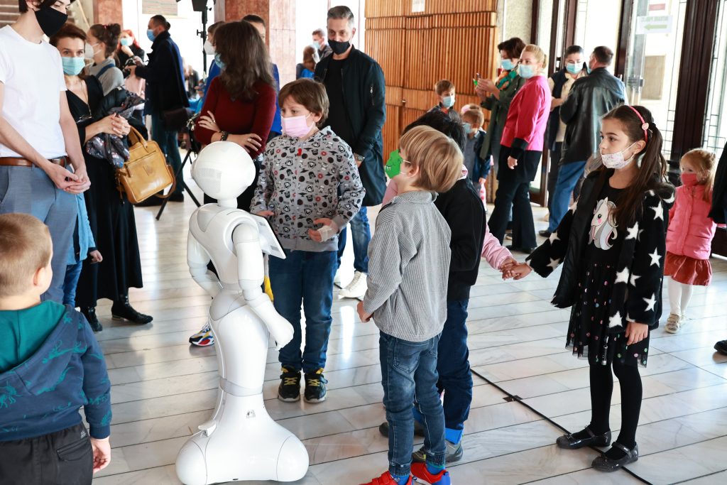 Studiu de Caz: Pepper Robot la Festivalul Internațional de Teatru 1