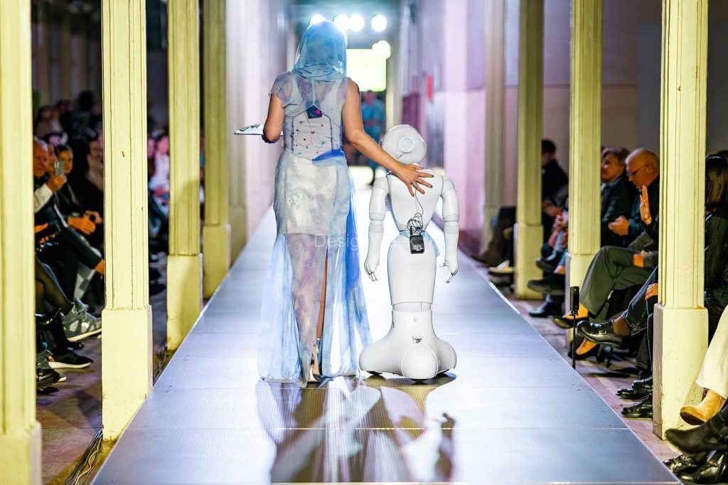 Pepper pe catwalk la Design Week Sfântu Gheorghe. Cum am integrat un robot umanoid într-un fashion show SOLD OUT
